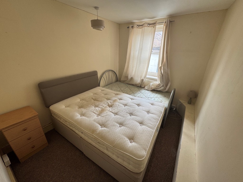 Lot: 85 - TWO FLATS CLOSE TO DEAL SEAFRONT, PIER AND TOWN CENTRE - First floor flat - Bedroom 1